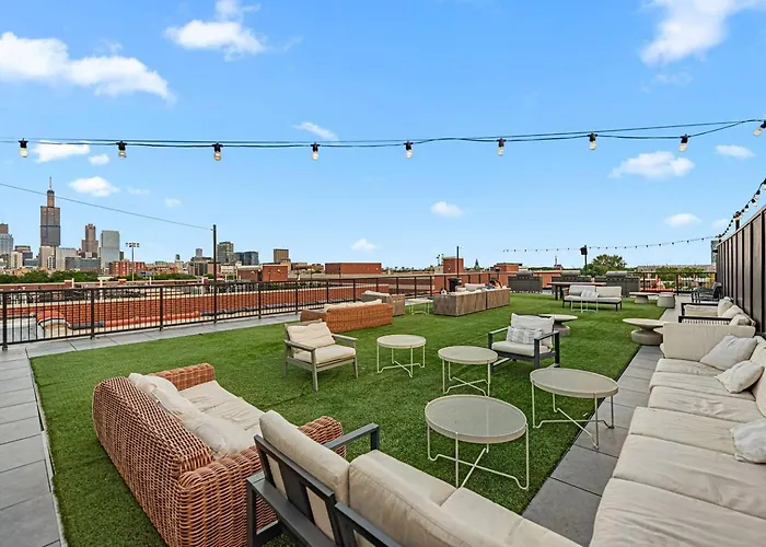 West Loop Loftsleeps 4, Parking, Pool, & Rooftops Apartment