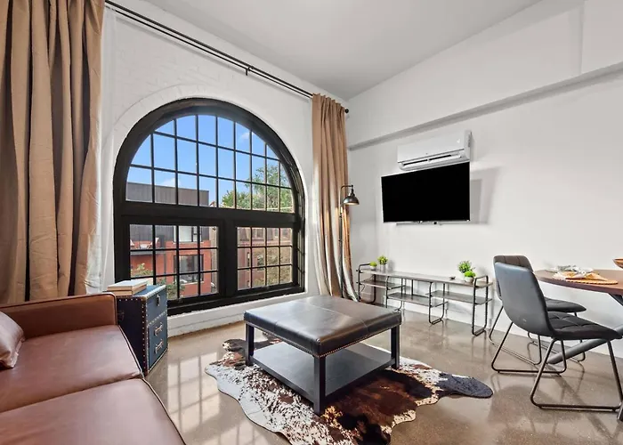West Loop Loftsleeps 4, Parking, Pool, & Rooftops *
