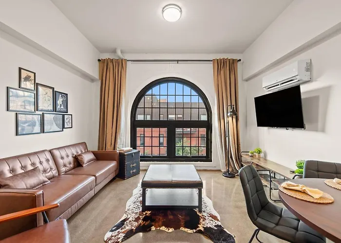 Apartment West Loop Loftsleeps 4, Parking, Pool, & Rooftops *