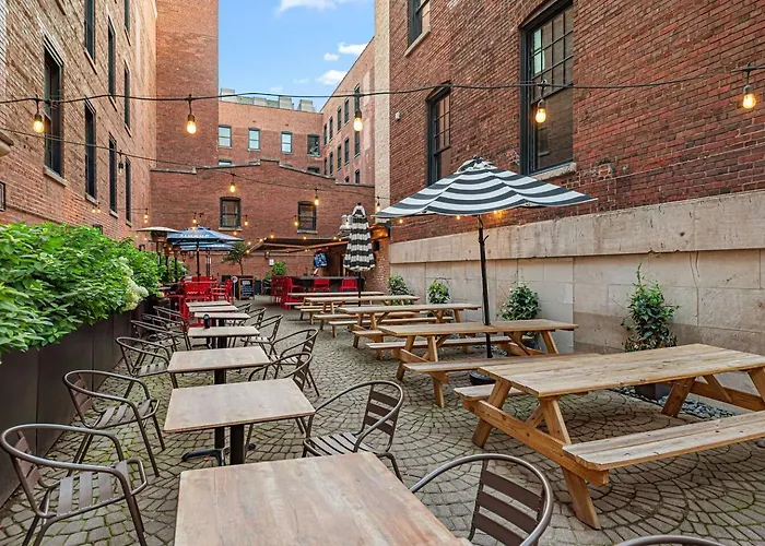 West Loop Loftsleeps 4, Parking, Pool, & Rooftops Apartment *