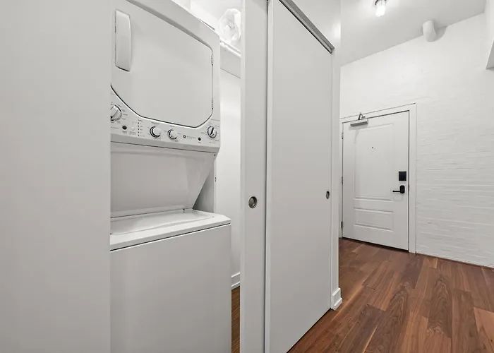 West Loop Loftsleeps 4, Parking, Pool, & Rooftops Apartment *
